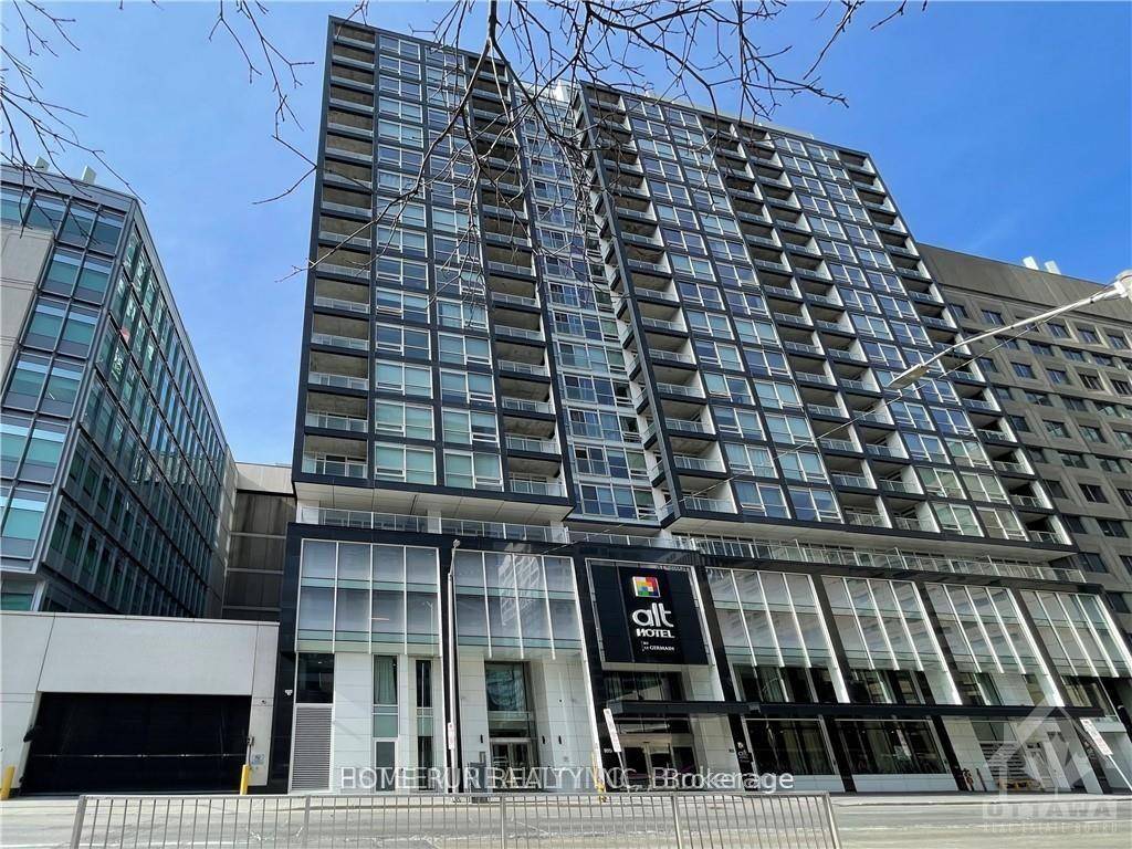 Location is everything ! This amazing luxurious 1 Bedroom Den offers downtown living at it's finest.