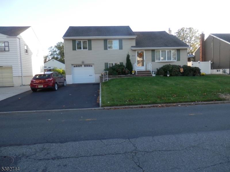 BEAUTIFUL CUSTOM SPLIT HOME IN THE MOST DESIRABLE AREA OF LINDEN, FEATURES 9 ROOMS, KITCHEN, LARGE LIVING ROOM, FORMAL DINING RM, FAMILY ROOM WITH GAS FIREPLACE, 3 SEASON ROOM OFF ...