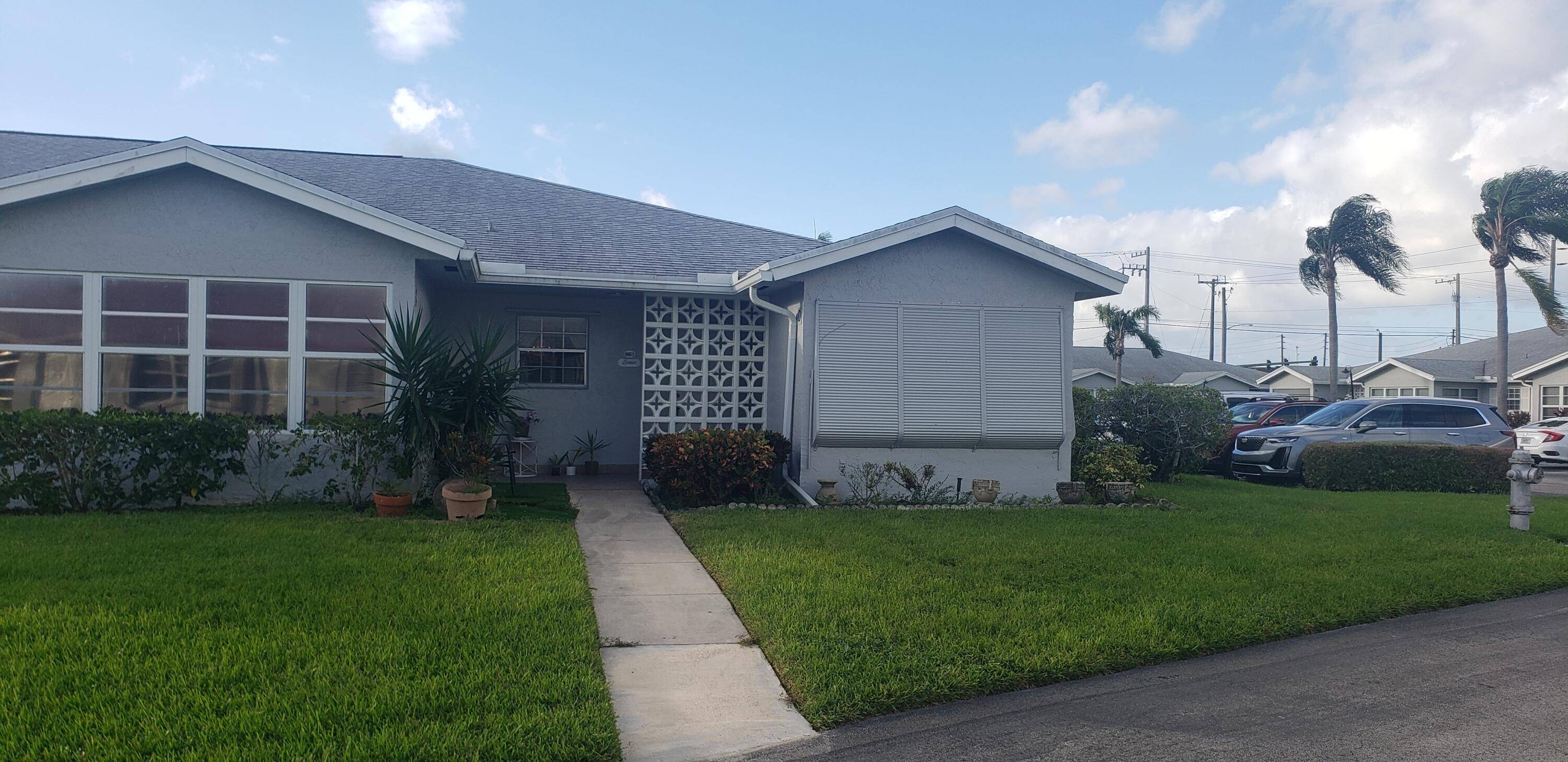 Nice 2 Bed 2 full bath condo in the much sought after High Point West in Delray Beach.