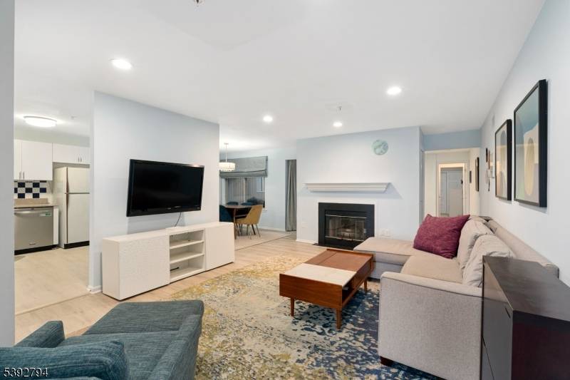 Welcome to Scenic Hill, This lovely one bedroom condo with a spacious den offers convenience, and a lifestyle you have been waiting for.