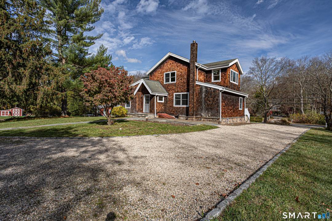 Enjoy close proximity to Georgetown's shops and restaurants, Devil's Den Preserve for hiking and outdoor recreation, and Lachat Town Farm's seasonal markets and events.