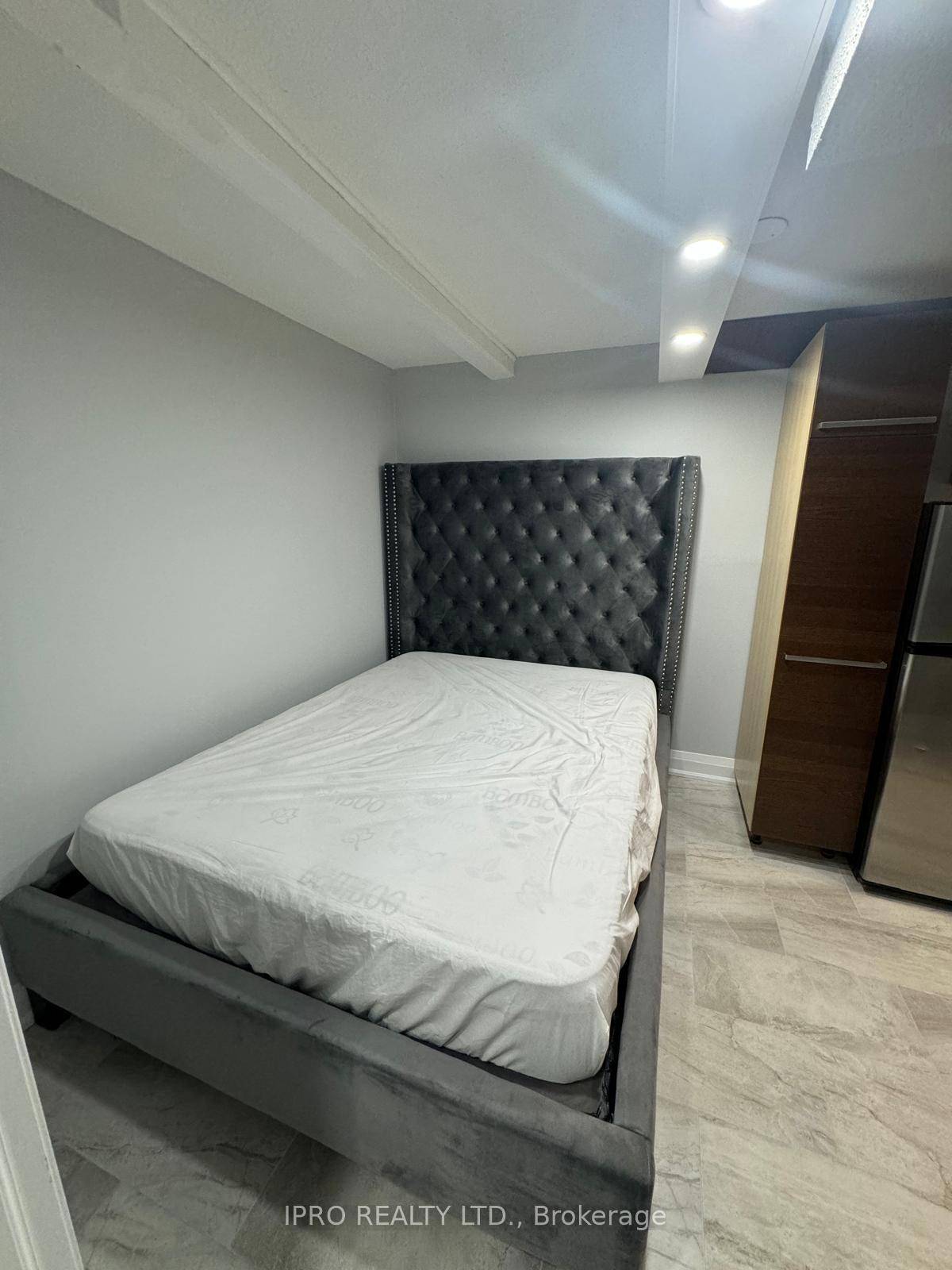 Welcome to this lovely studio unit in the sought after neighbourhood of Mississauga Valley.