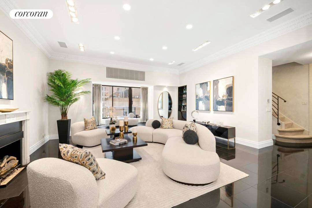 PENTHOUSE DUPLEX AT ICONIC 880 FIFTH AVENUE WITH STUNNING SOUTH FACING TERRACE A rare offering, this glamorous duplex is the perfect pied a terre or full time residence for the ...