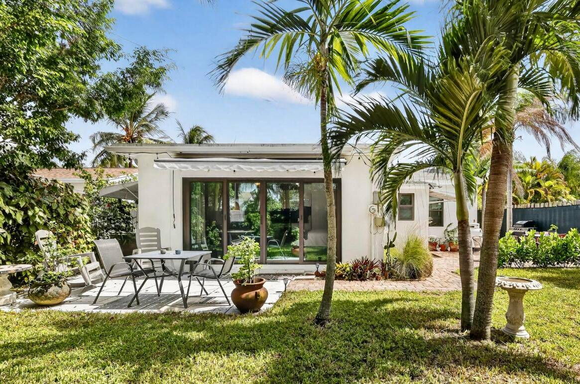 Well maintained 3 bedroom home with spacious efficiency guest suite located just 2 blocks from the Intracoastal in Lake Worth Beach.