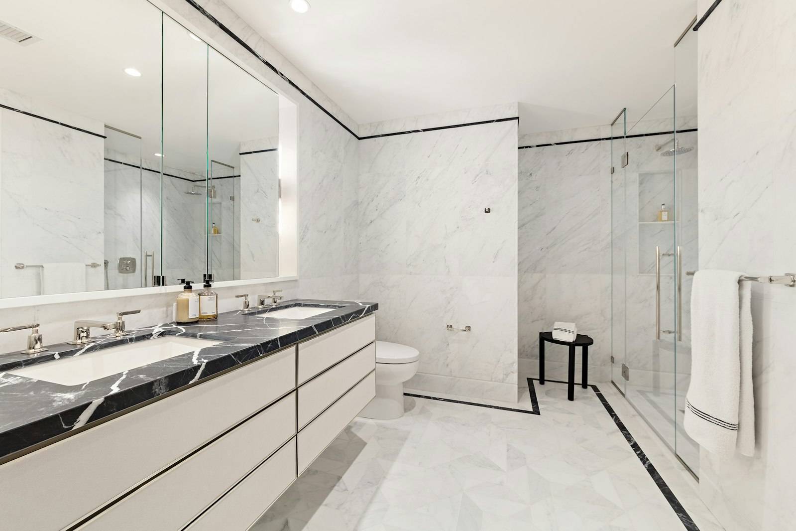 Residence 6F is a stunning one bedroom, one and a half bathroom featuring a generous foyer and expansive living dining room.