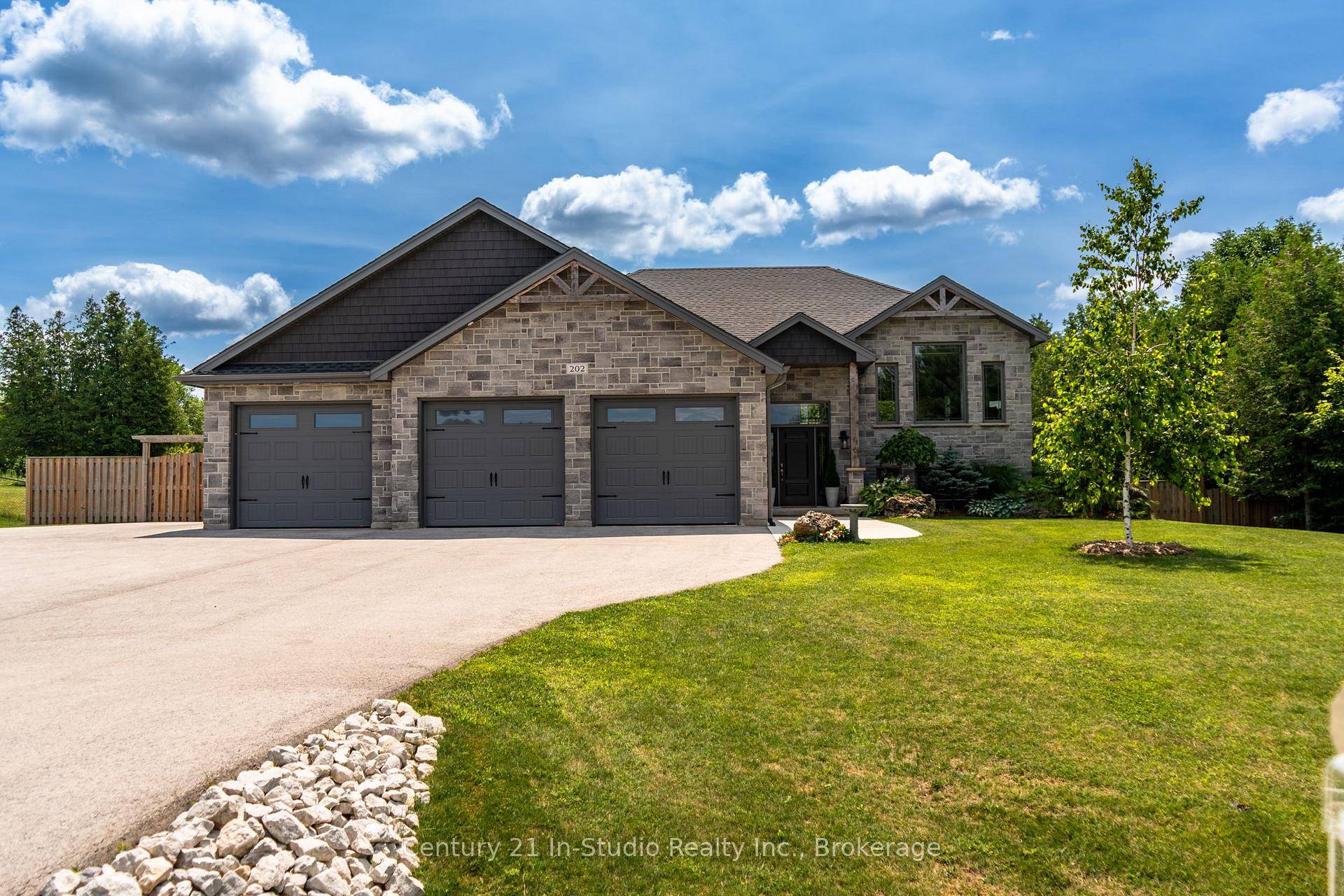 Looking for a home that checks all the boxes ?