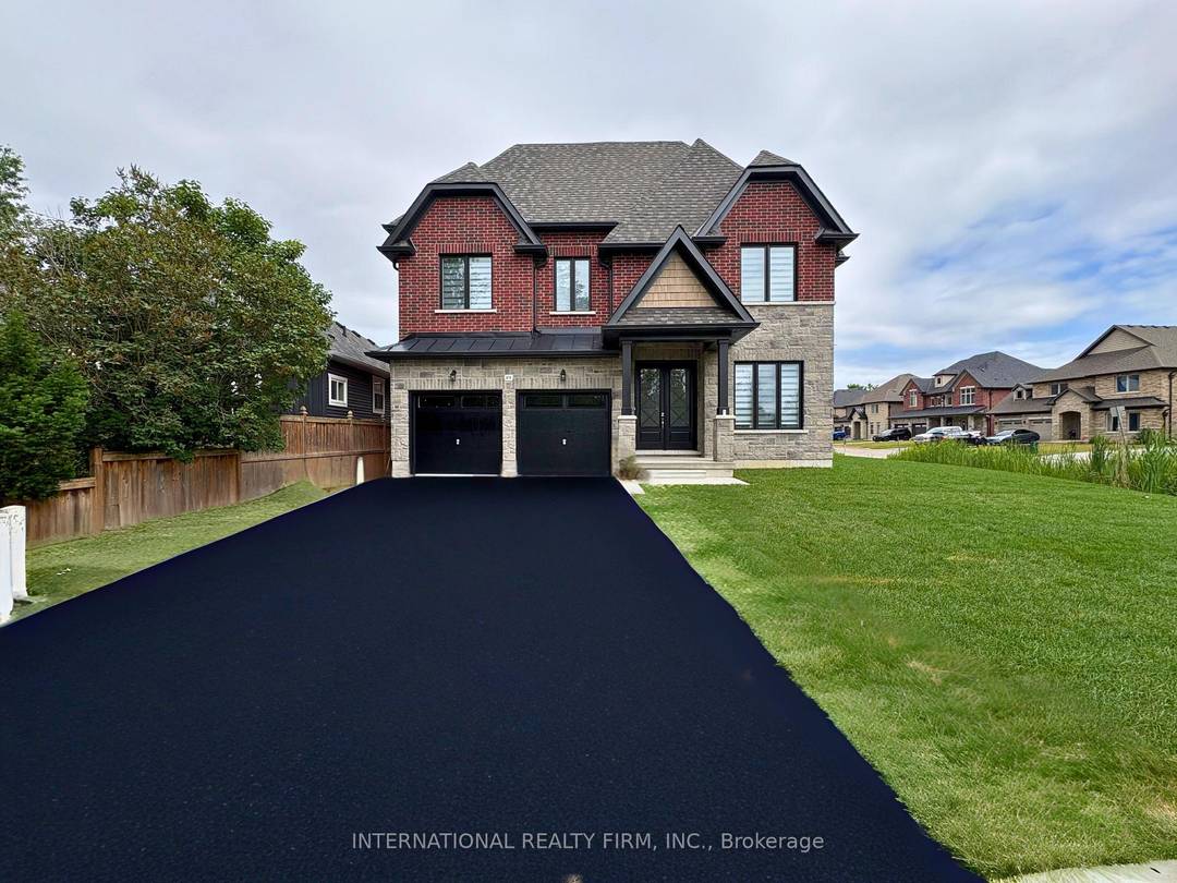 Nestled in the heart of one of Innisfil's most desirable communities, this charming 2600sqft two story home with loft is an exceptional find.