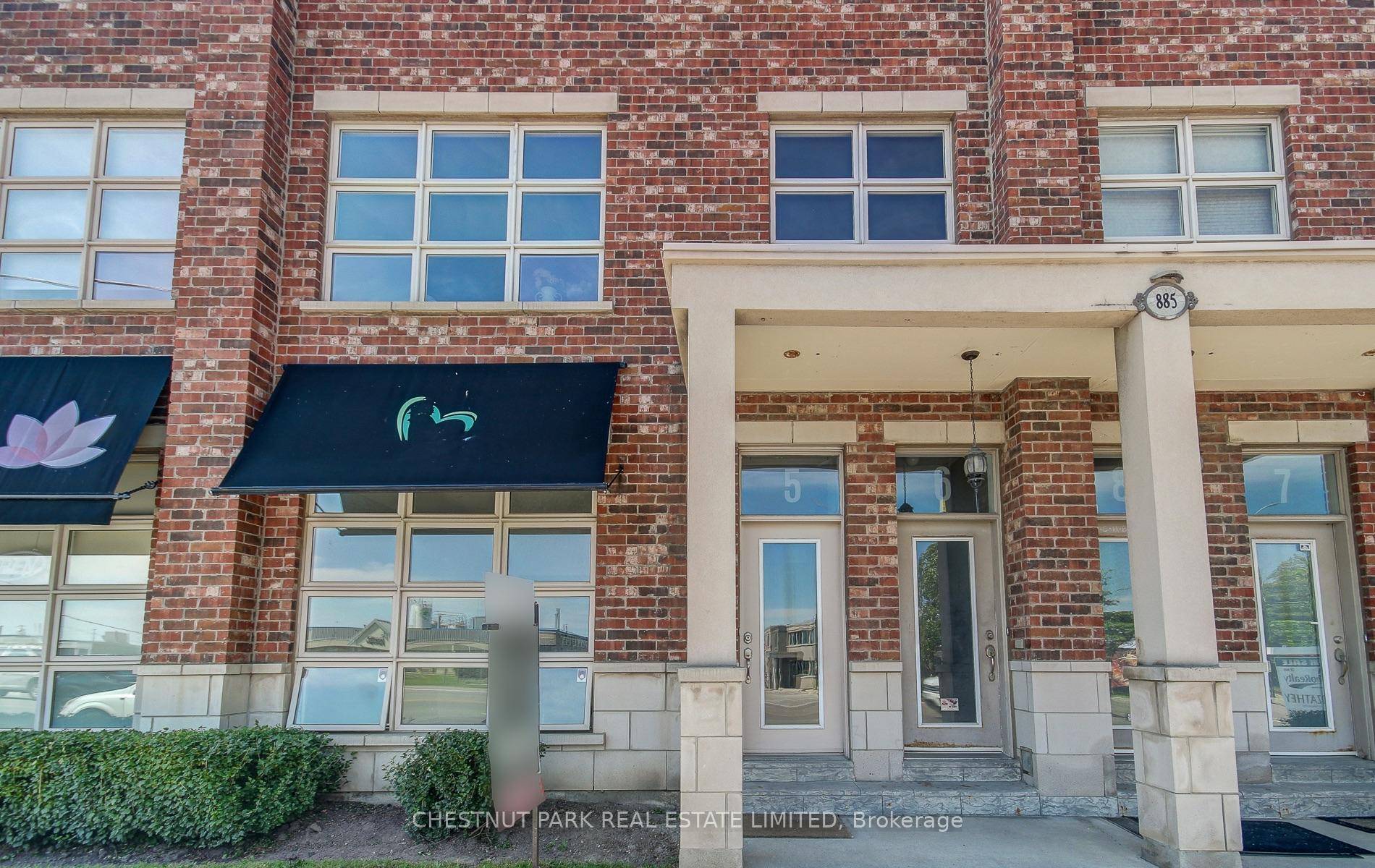 Rarely offered ground level unit in a boutique low rise in the heart of Lakeview !
