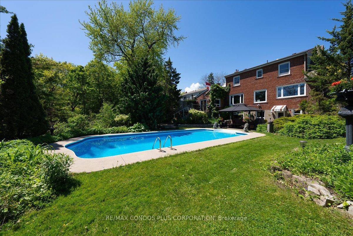 Cottage Living in the City A Rare Gem in the Scarborough Bluffs !