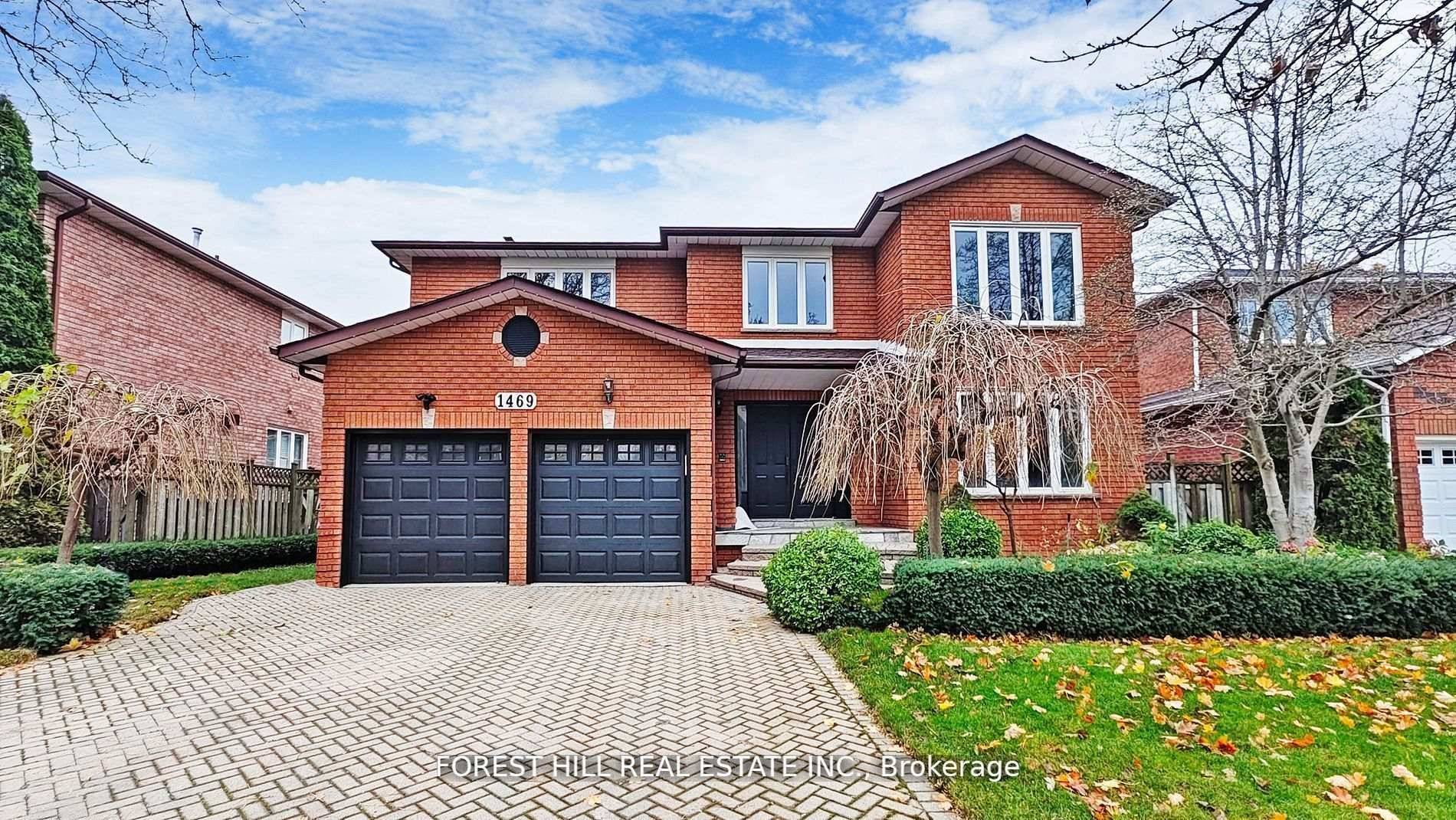 Spacious and bright 2 bedroom basement apartment in highly sought after Lakeview neighborhood ofMississauga.