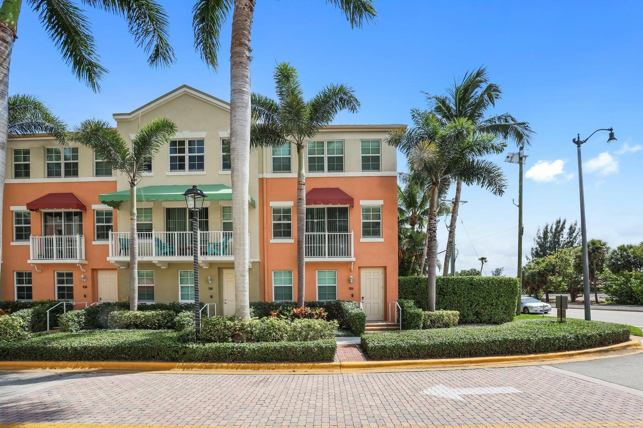 Beautifully furnished and fully equipped, this 3 bedroom, 2.