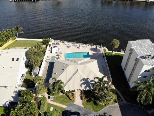 GREAT INTRACOASTLE COMMUNITY POOL, SIT BACK AND WATCH THE BOATS GO BY, NEW ROOF AND A C.