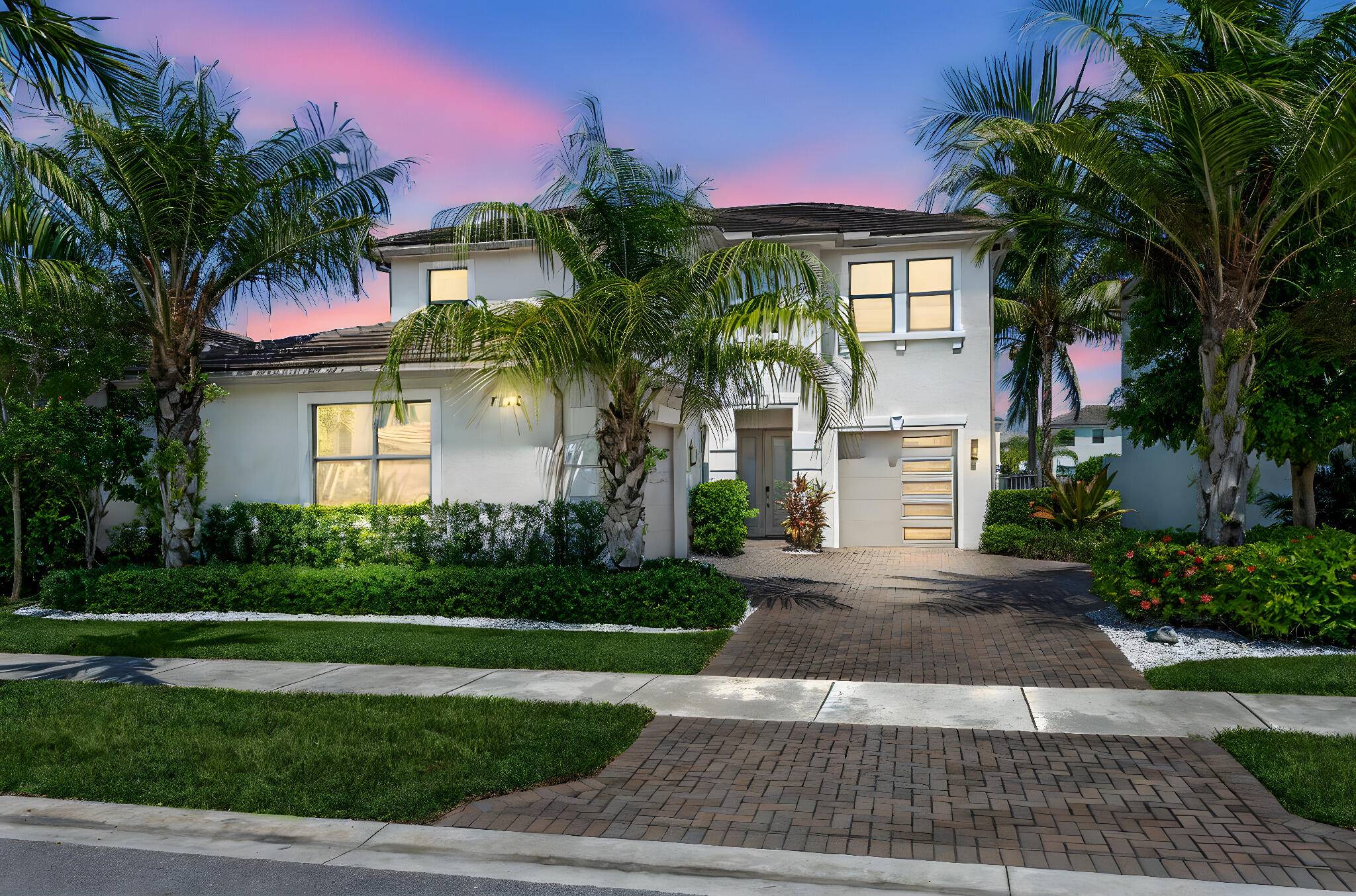 Luxury Lakefront Living in Toscana Isle !