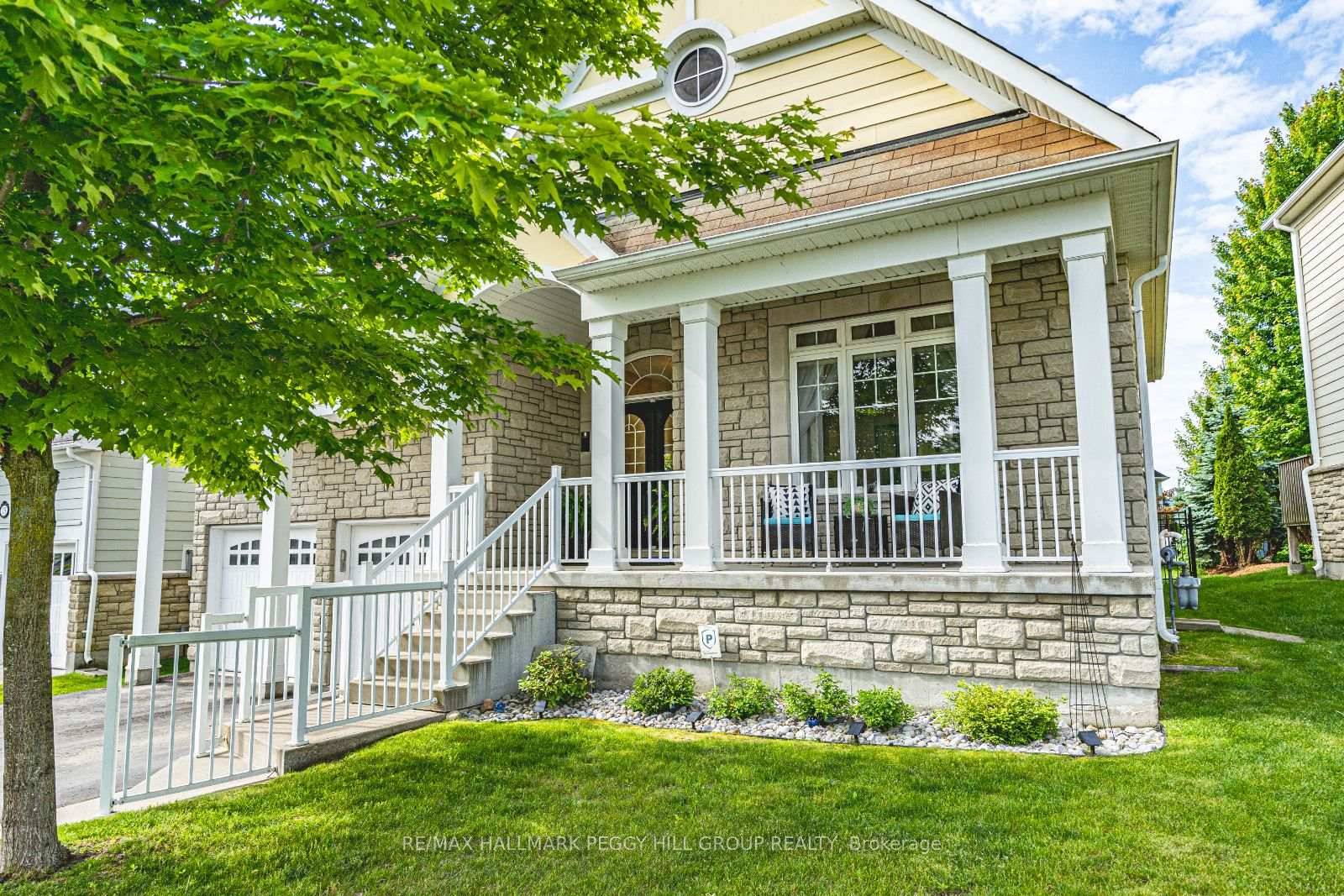 CAPE COD ELEGANCE WITH ELEVATED FINISHES IN A PRIME NEIGHBOURHOOD STEPS TO GEORGIAN BAY !