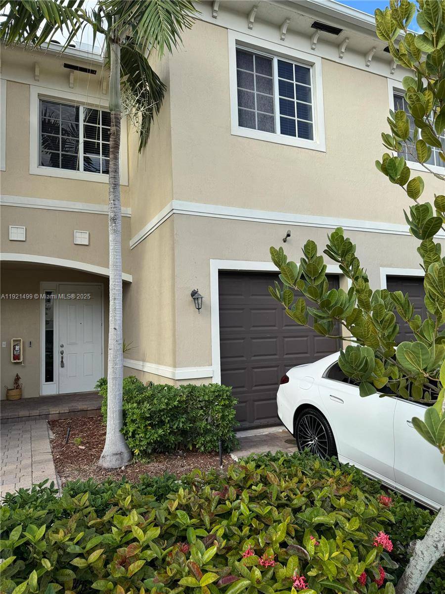 EASY TO SHOW This spacious 2 story townhouse with 3 bedrooms and 2.