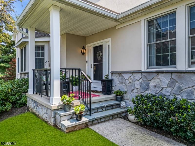 Immaculately maintained elegant Birkdale II end unit townhome on the 10th hole of the NJN Golf Course, in the highly sought after Hills community of Amherst Mews.