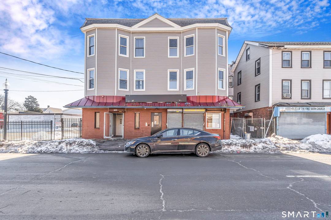 Stratford Ave corridor 8 unit mixed use building Near I 95 Bridgeport Train Station Income producing mixed use property in Bridgeport's East End featuring 9, 399 sq ft on 0.