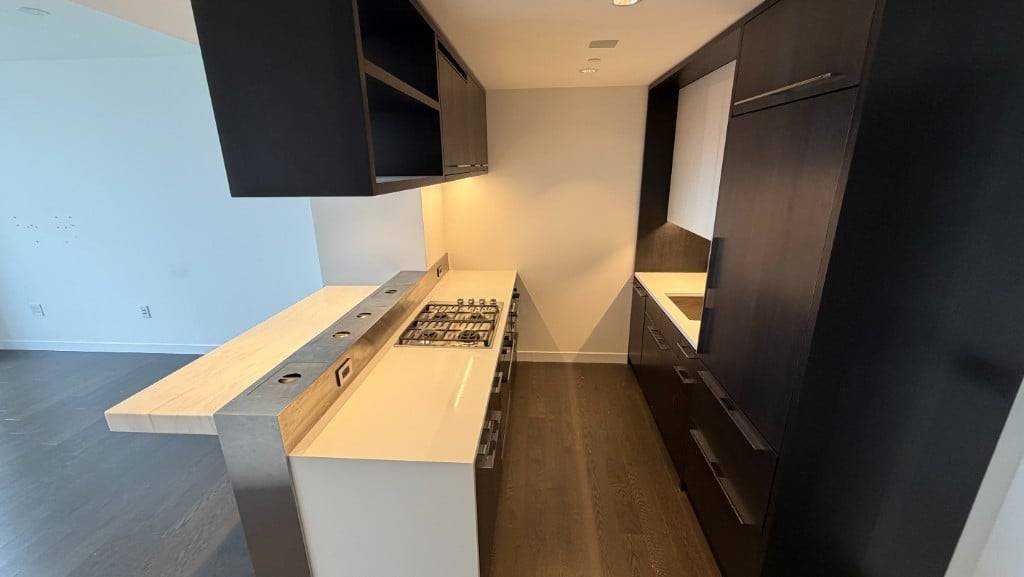 Luxury high floor 1 bedroom, 1 bath residence.