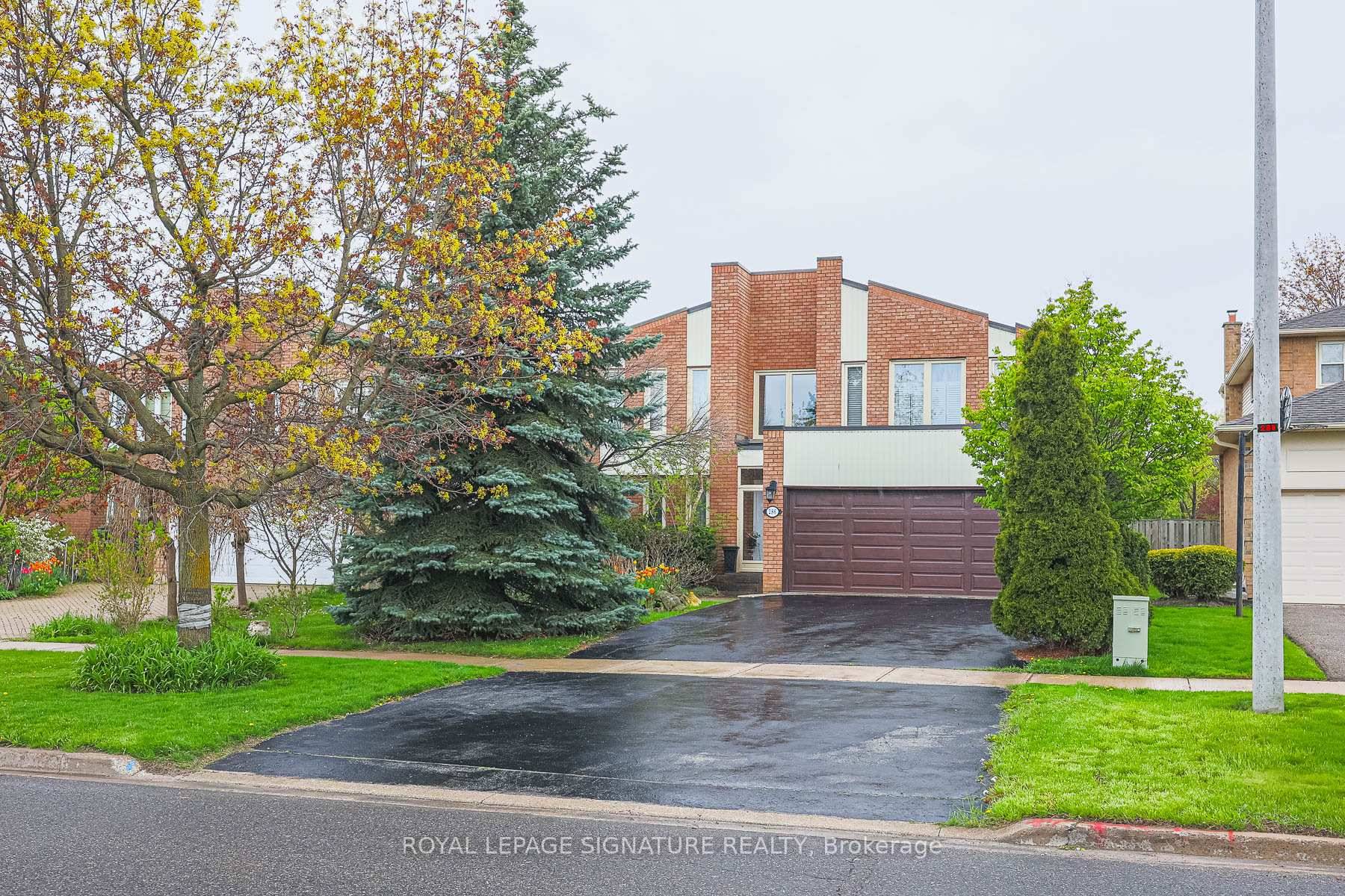 Welcome to luxury living in Thornhill, Ontario !