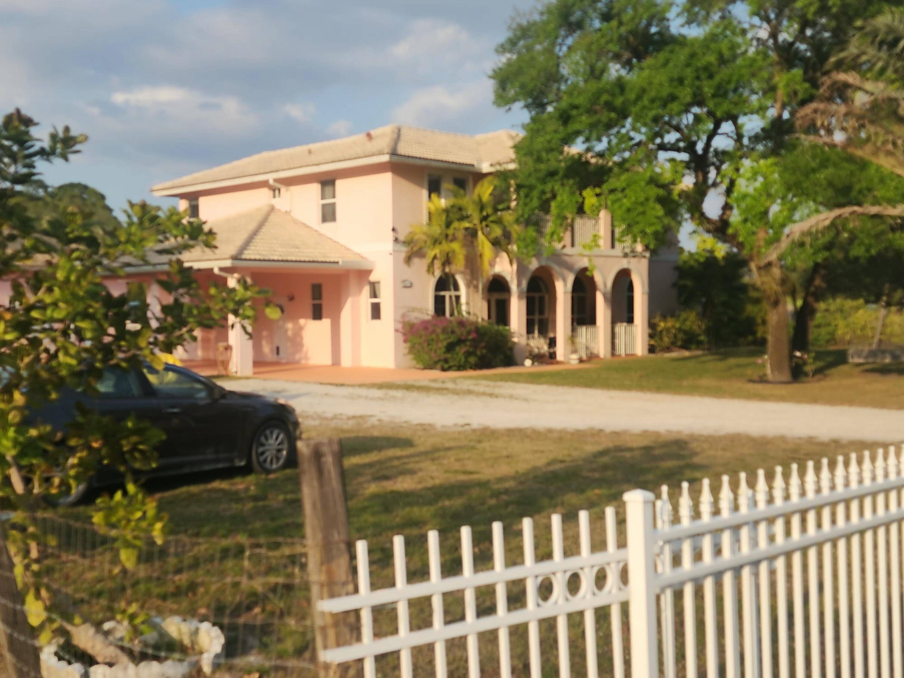 WELCOME TO YOUR LOVELY DREAM HOME IF YOU'RE LOOKING FOR A PRIVATE 1.