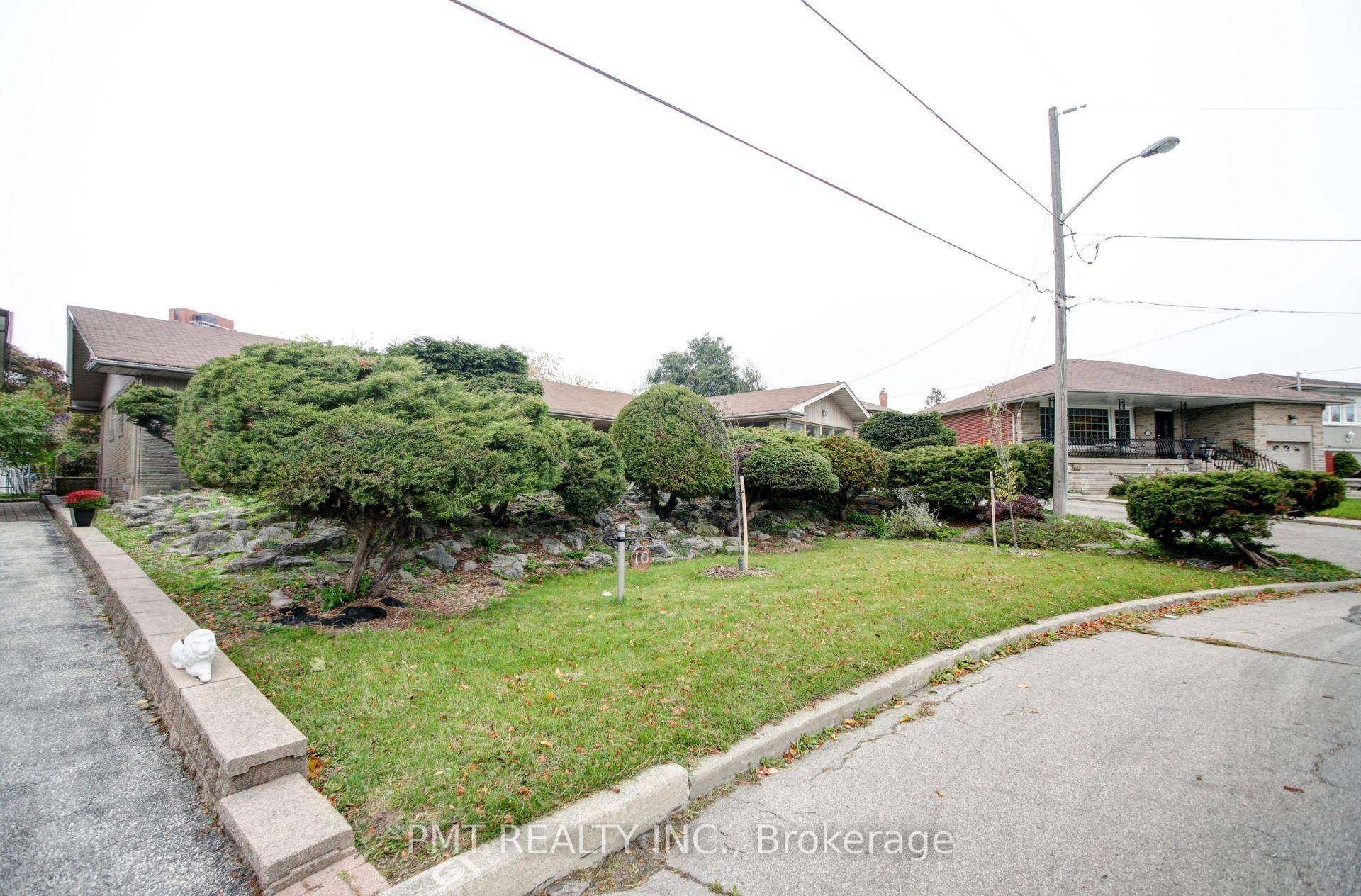 Welcome to 16 Carousel Court, a spacious family home tucked away on a quiet cul de sac in the desirable Yorkdale Glen Park neighbourhood.