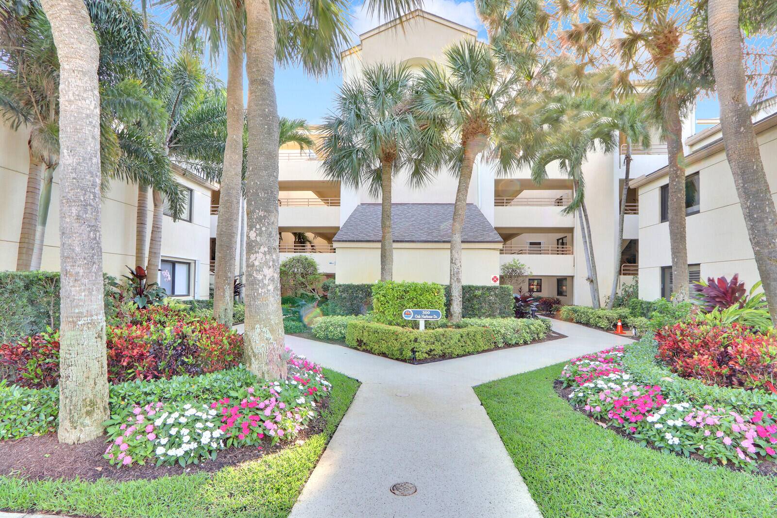 If a resort style gated waterfront community is what you have in mind for your new home, look no further than the luxurious condominium available at Oak Harbour.
