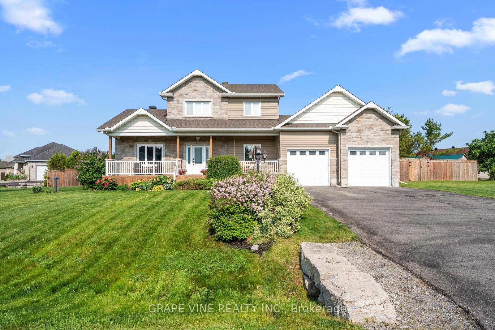 Welcome to your dream home in the heart of Metcalfe !