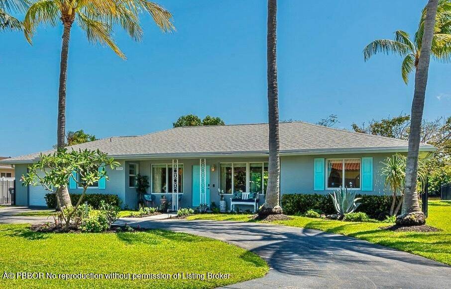 Situated on the wide water canal of Lake Clarke with a 10, 400 sq.