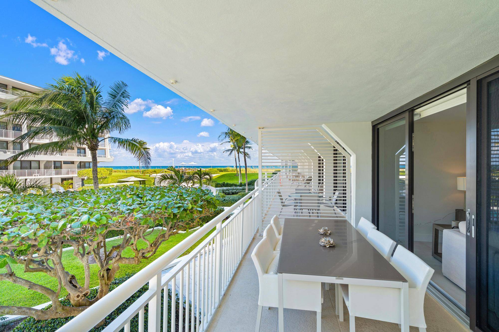Live in this wonderful resort like Oceanfront building situated on a wide part of the beach.