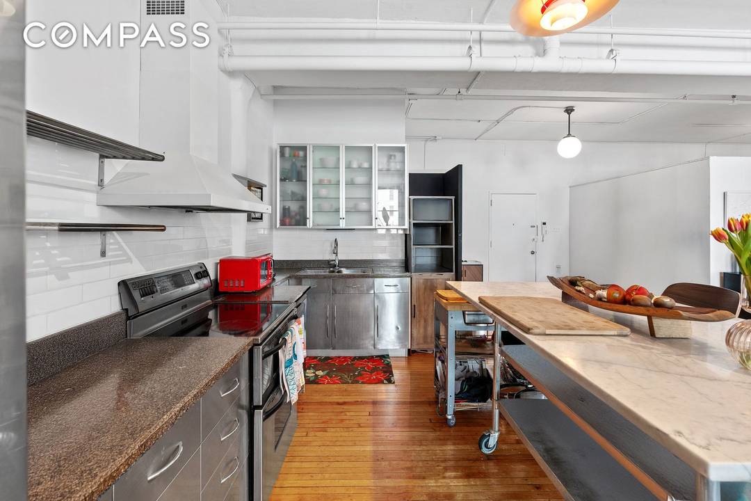 ? ? Why This Loft is a Unicorn Top Floor Status 8th Floor Over Prince Street True top floor Soho lofts are rare, especially with unobstructed skyline views.