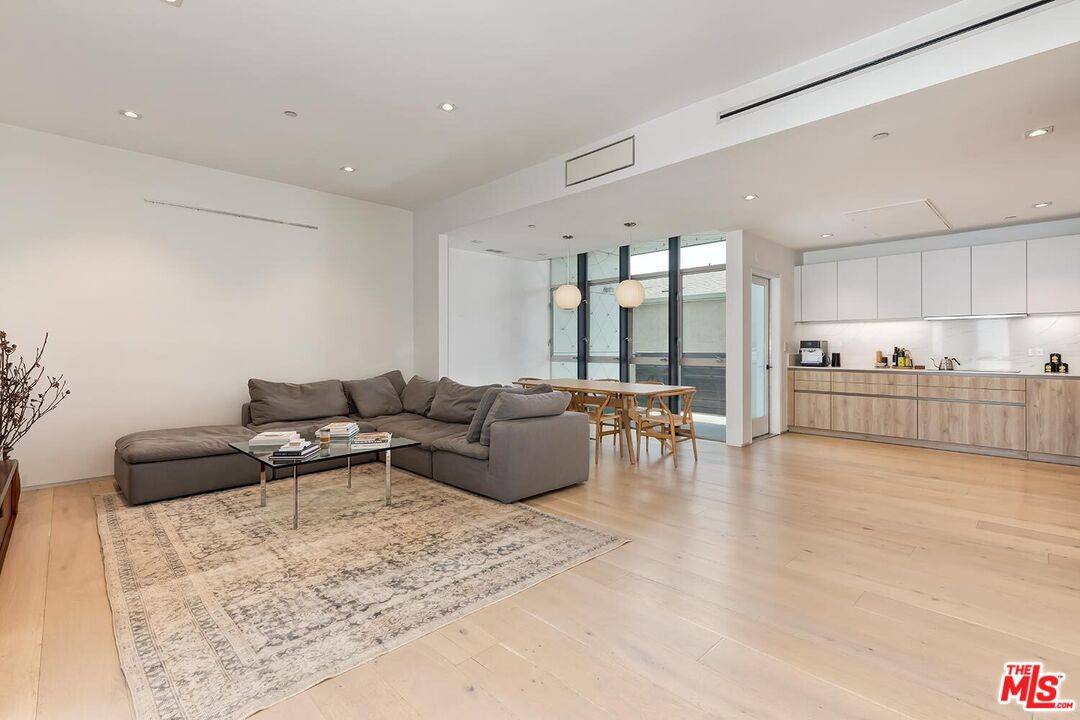 825 N Kings Rd 2BR Sunset Strip La
