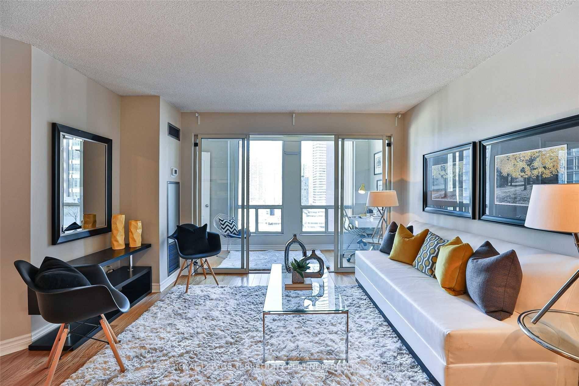 Yonge College Bay Bright, Roomy 1 Bedroom Den !