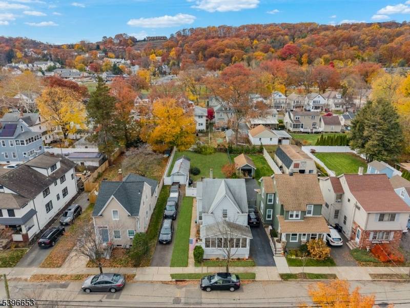 Charming Colonial in the Heart of Hawthorne !