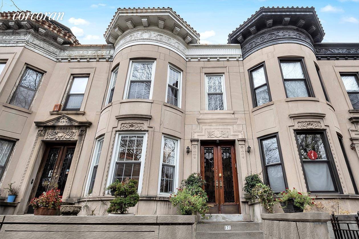Maple Street runs through the center of the A Lefferts Manor Historic DistrictA.