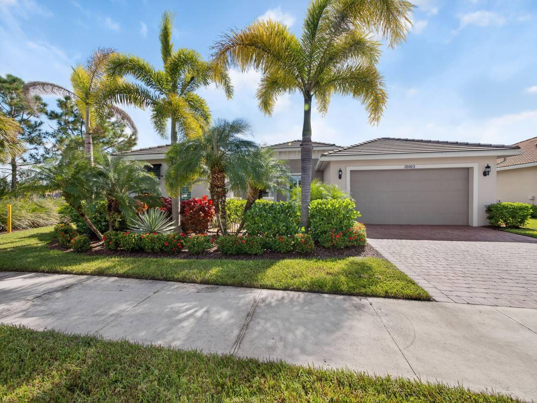This Immaculate Limited Edition 'SpaceCoast' w Pool Lake has a Gated Courtyard w separate entrance to the Casita w Closet Full Bath ; Perfect for 4th Bdrm, Office, Hobby Rm ...