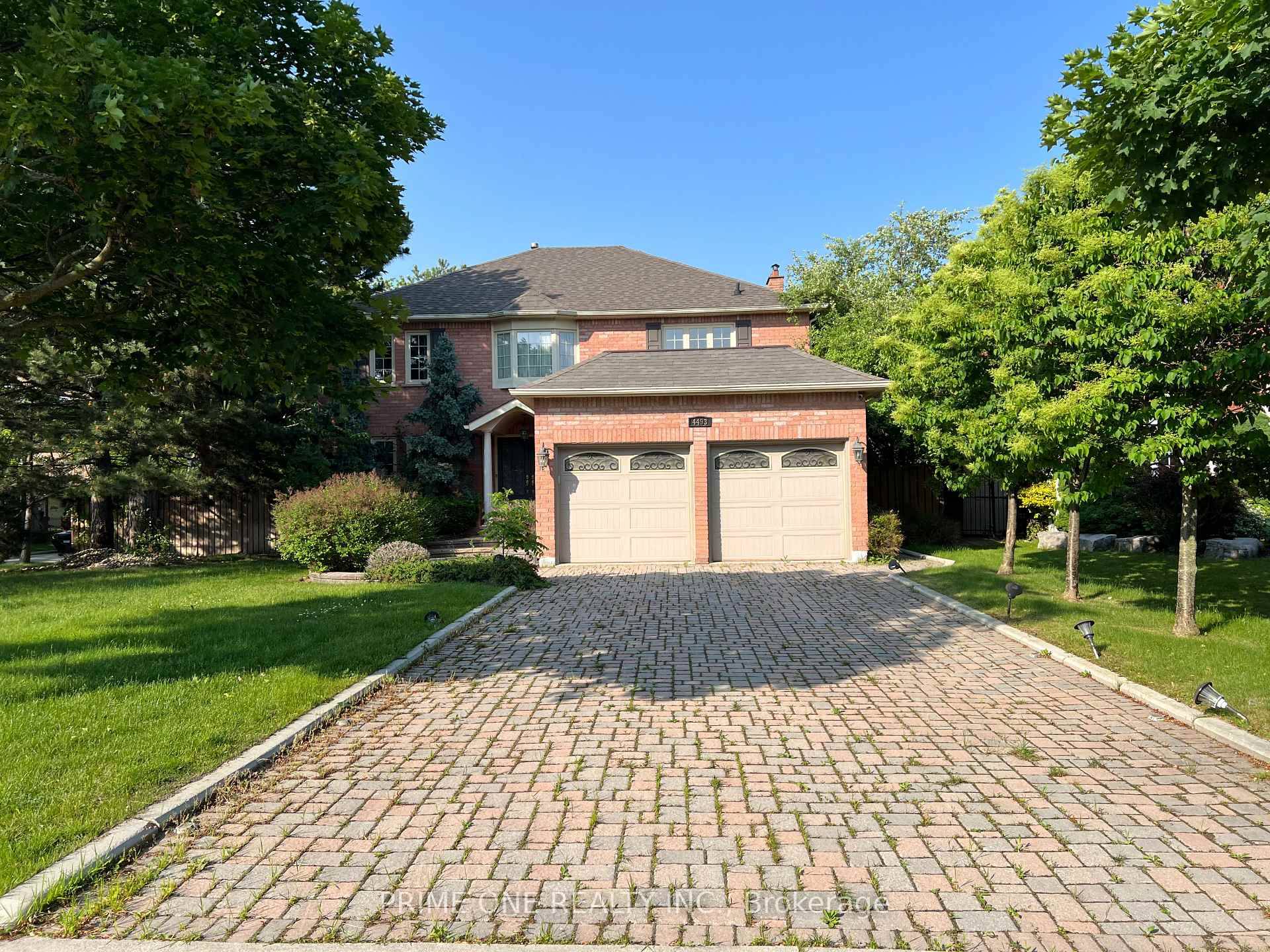 Excellent location, this exceptional corner detached home, situated in a desirable neighbourhood.