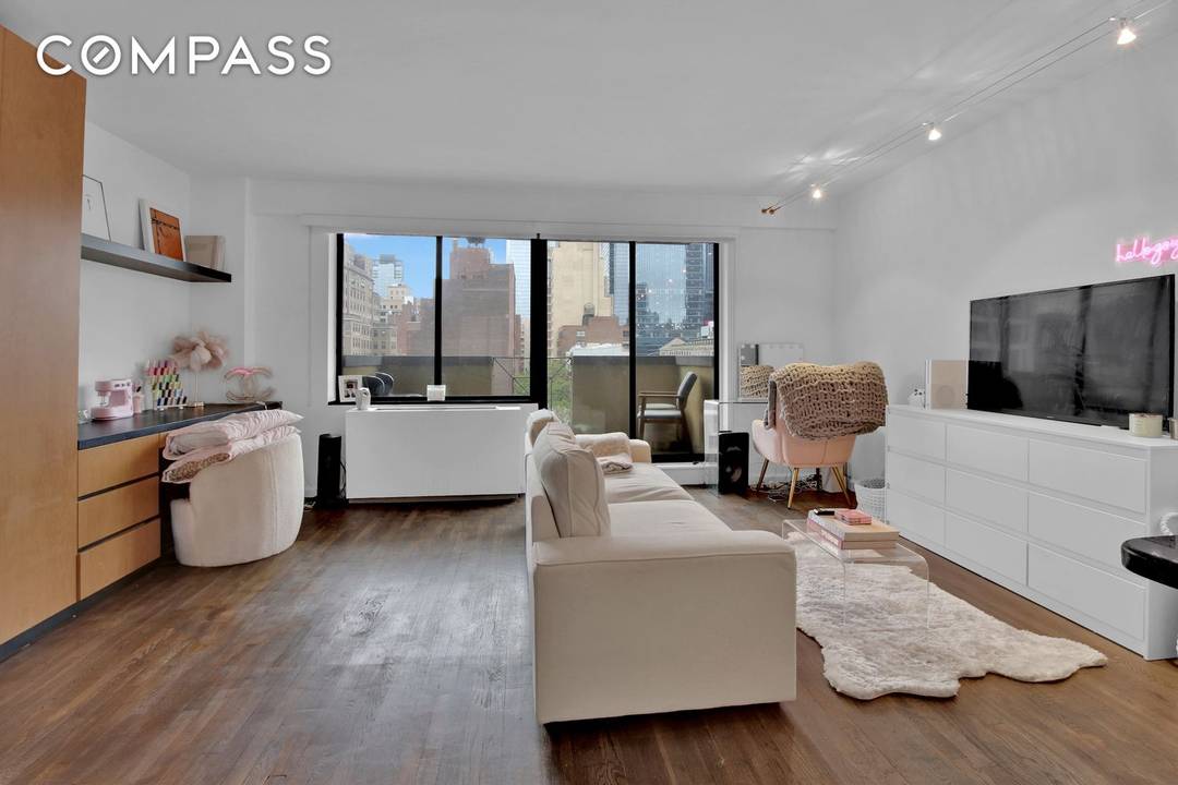 Sleek and Sophisticated Studio in the Heart of Midtown South Experience the epitome of Manhattan living in this luminous studio at 408 8th Ave, Apartment 8B.