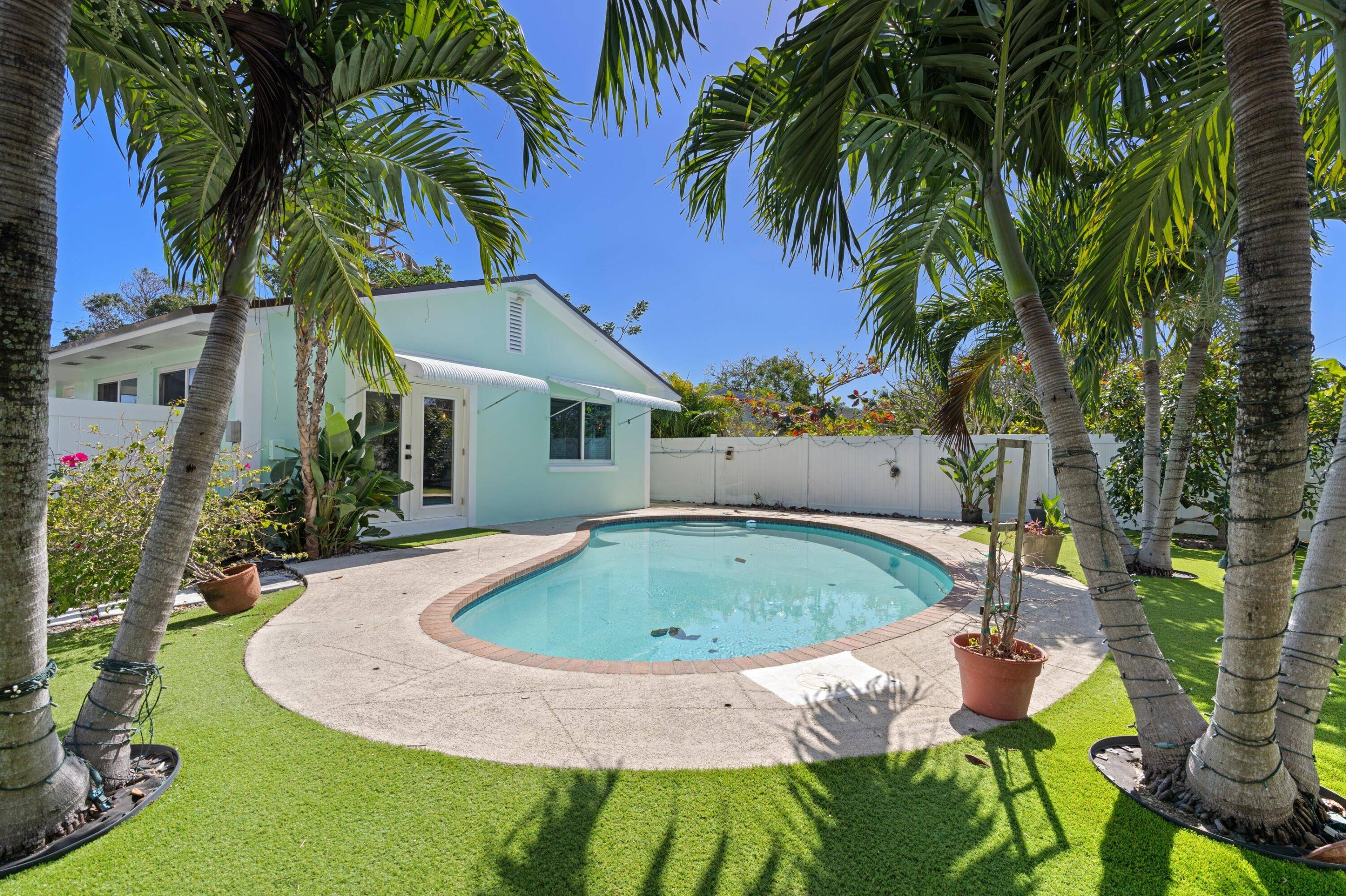 Welcome to this stunning 2 bedroom, 2 bathroom gem, perfectly situated in one of Delray Beach's most sought after neighborhoods.