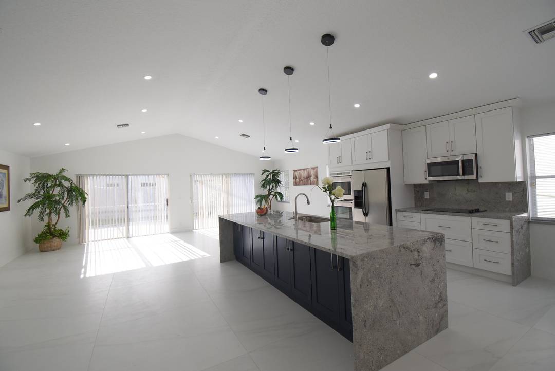 LUXURY LIVING OPEN CONCEPT WITH HIGH CEILINGS amp ; LOTS OF NATURAL LIGHT !