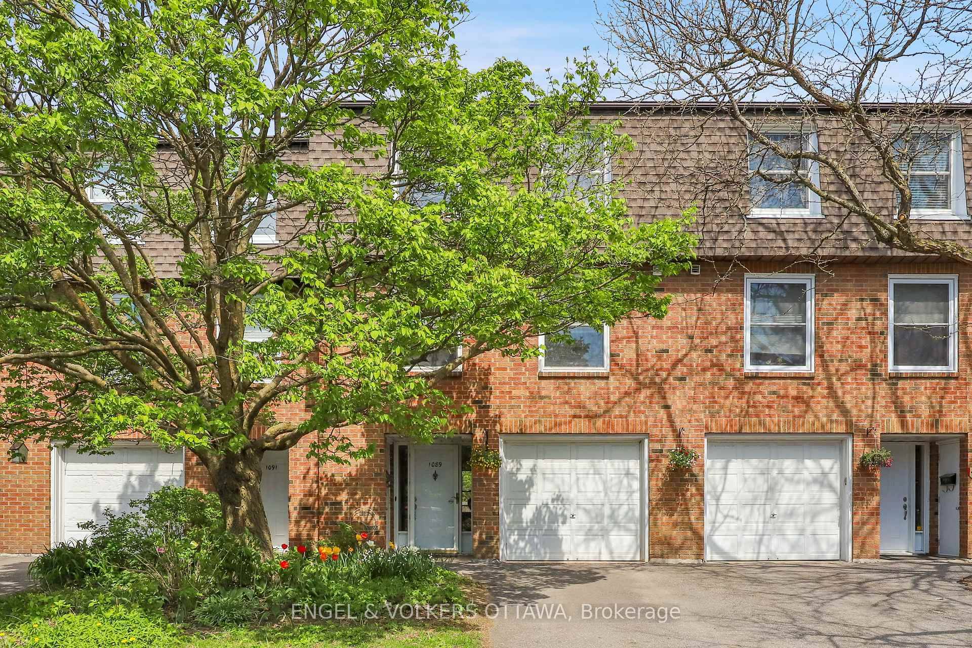Beautifully maintained and move in ready, this bright and spacious 3 bed, 3 bath condo townhouse !