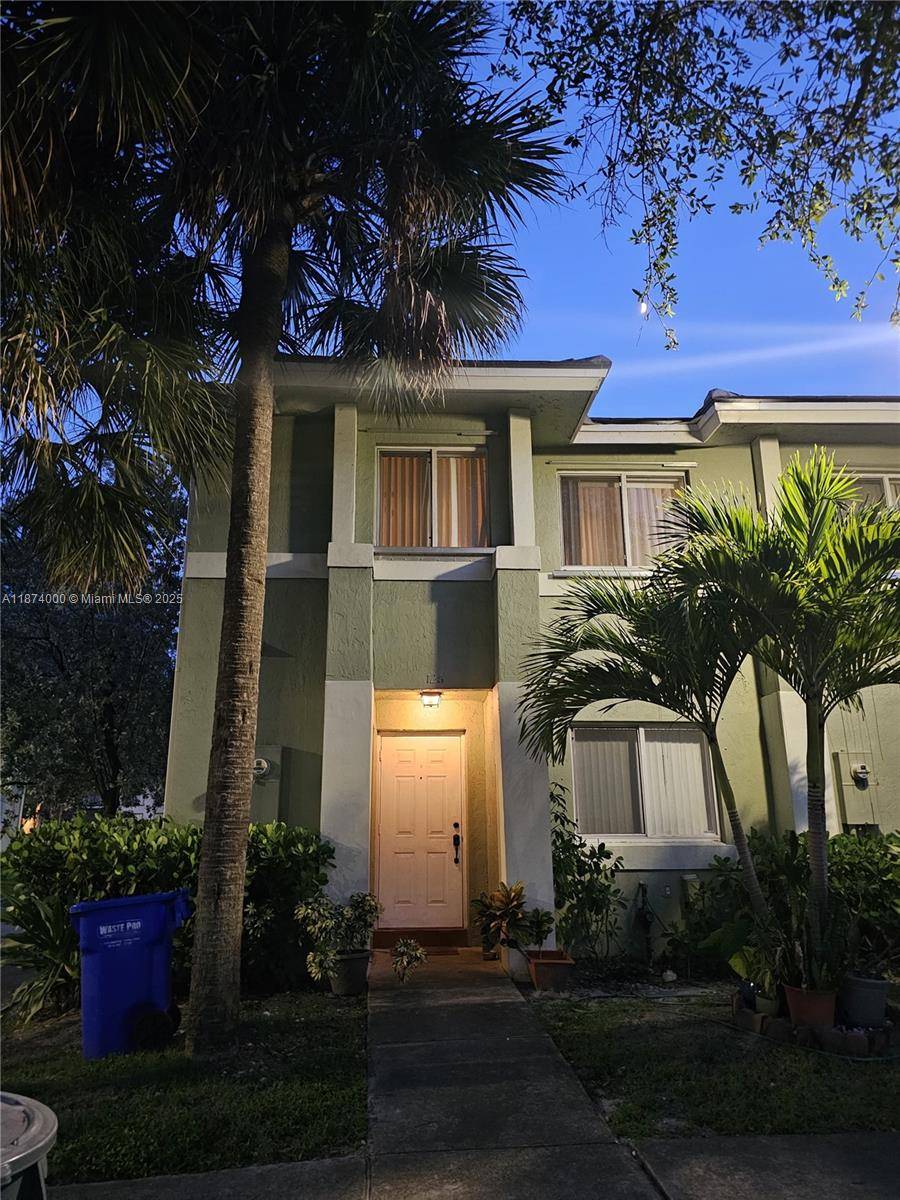 Seller Motivated ! ! Corner Unit !