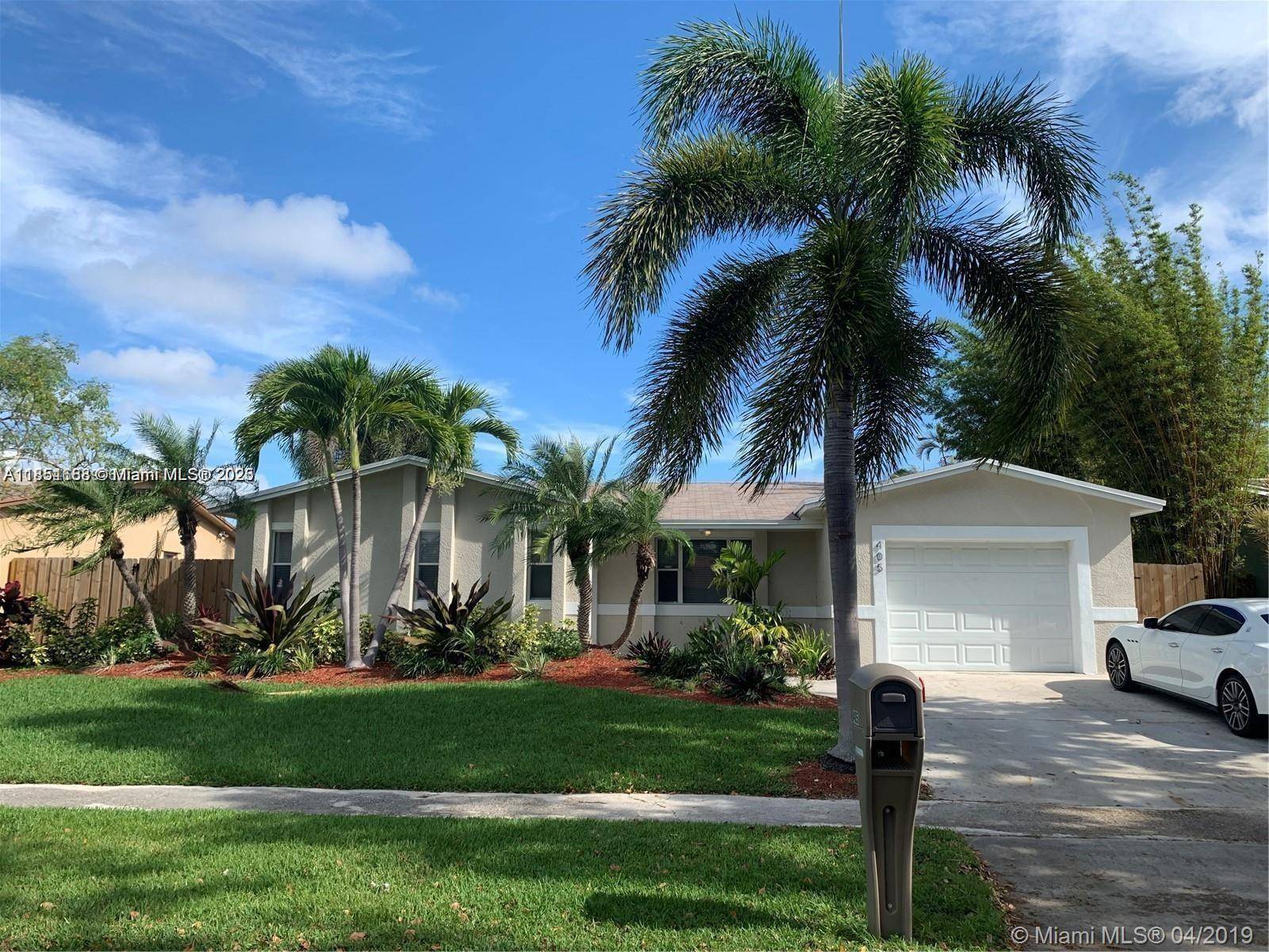 Inviting pool home less than 1 mile to the beach !