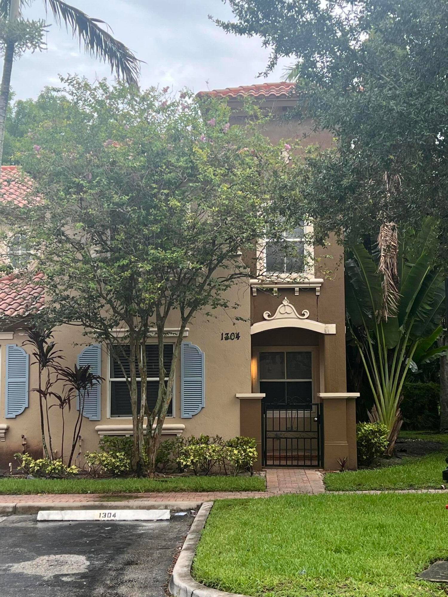 This lovely spacious two story 3 bedroom 2.
