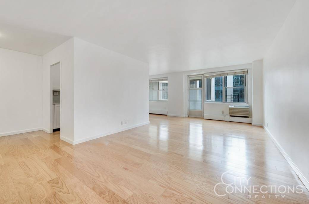 Welcome to your new 2 bed 1 bath home in the heart of the vibrant Lincoln Square neighborhood.