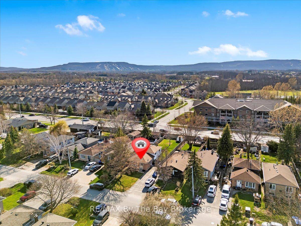 Welcome to this charming and move in ready backsplit located in a quiet family friendly neighbourhood in central Collingwood.