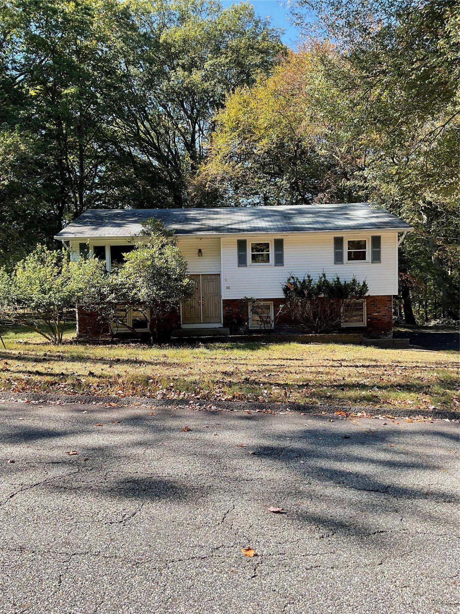 Welcome to this classic raised ranch offering exceptional potential in a prime neighborhood of Airmont.