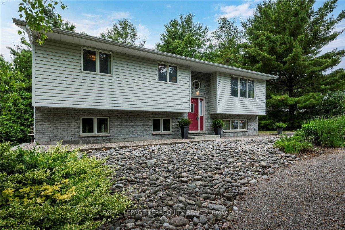 Welcome to 142 Fiddick Rd, Brighton, Ontario in the middle of Apple Country.