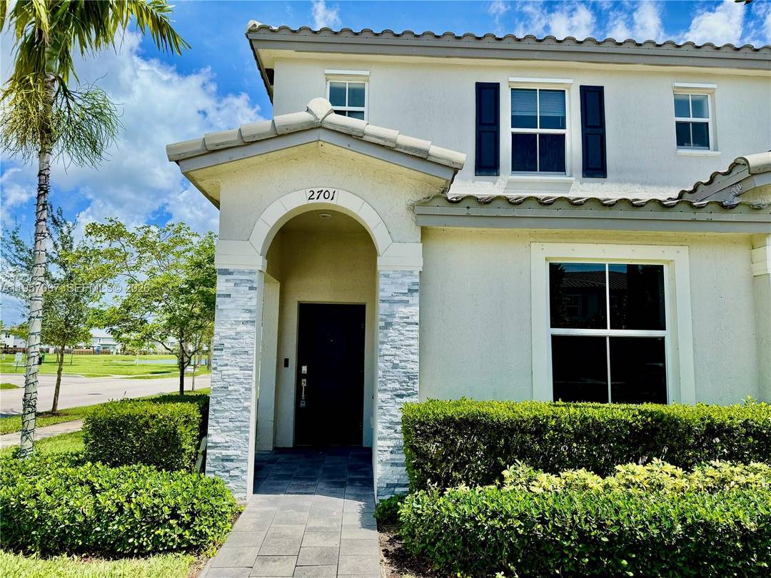 Modern 3 bedroom townhouse for rent in a secure gated community !