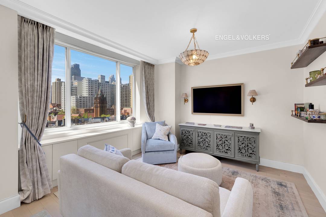 Sunny South Facing One Bedroom with City Views Perched on the 10th floor, Residence 10B is a thoughtfully upgraded 1 bedroom, 1 bathroom home with sunny southern exposure and open ...