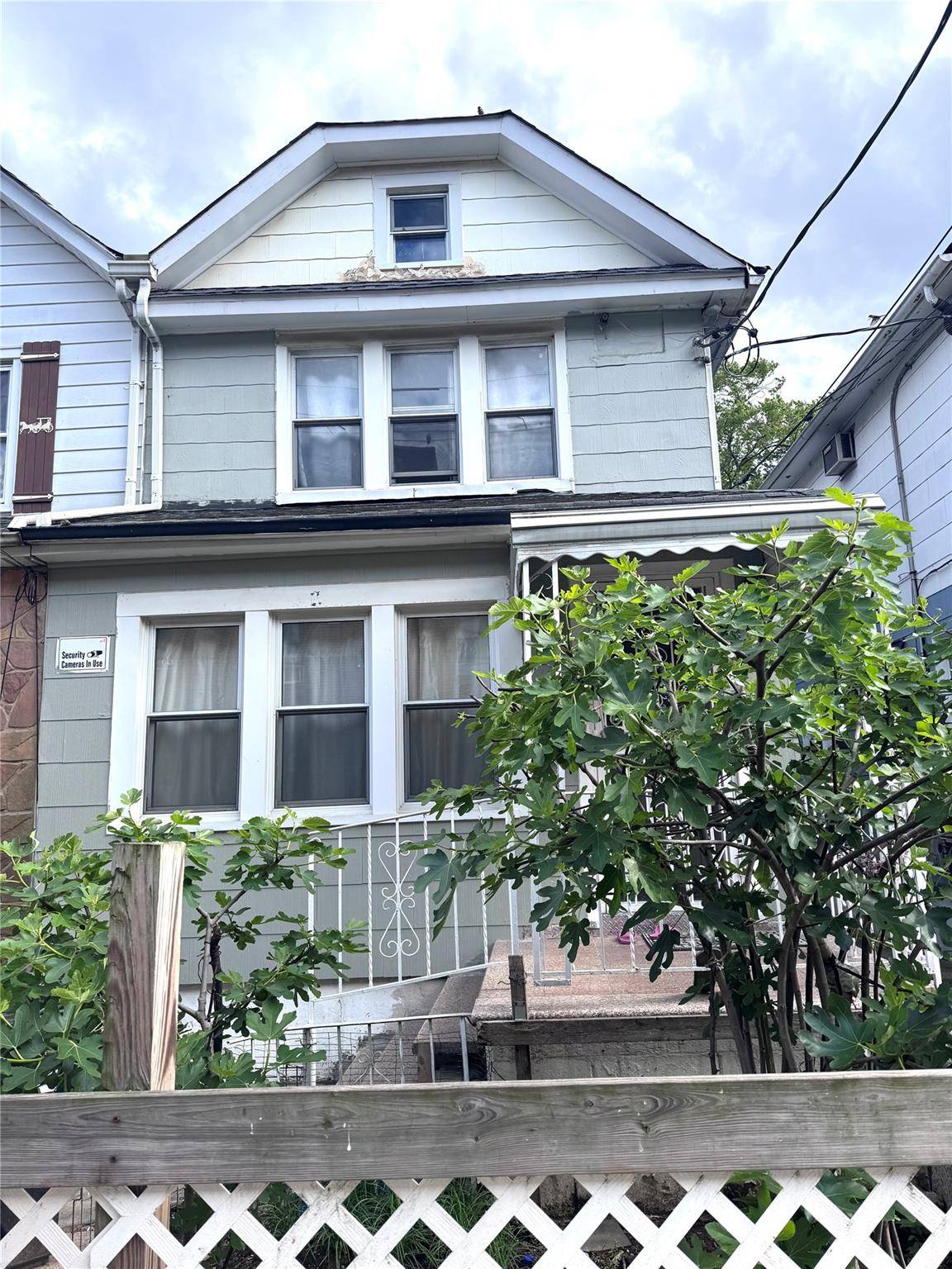 This charming detached single family home in Flushing offers abundant natural light and excellent ventilation throughout.